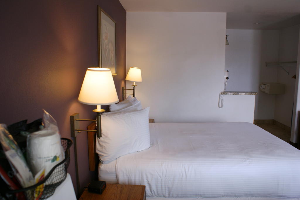 Days Inn Harbor View San Diego Bagian luar foto